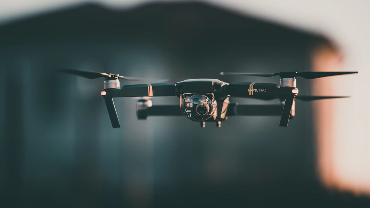 Een echte DJI Mavic Pro met camera tijdens de vlucht